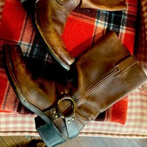 Frye harness leather boots! Gorgeous 8 1/2